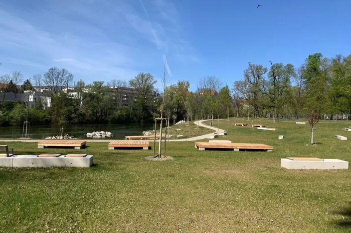 Mit Beton und Holz hat man "Landeplätze" für Sonnenhungrige in die Wiese gesetzt.