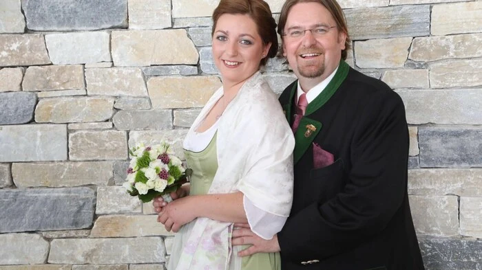 Max Tödtling, der ehemalige Dechant von Leoben, und Nora Musenbichler, Koordinatorin der Vinzi-Werke, gaben sich das Ja-Wort. Mehr dazu