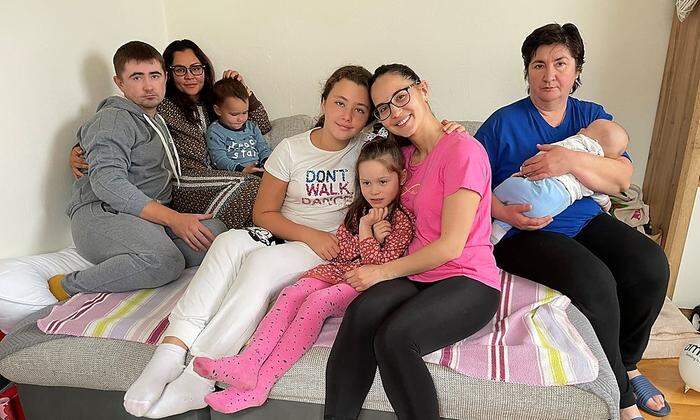 Yirii, Ruslana, Georgii, Viktoria, Arina, Susanna, Tatiana und Damir im Wohnzimmer ihrer Unterkunft in Kammern 