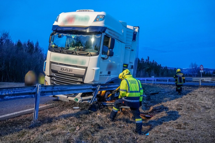 In Folge schlitterte das Schwerfahrzeug in das weiche Bankett und drohte seitlich umzustürzen. Nur die Leitschiene verhinderte, dass der Lkw umkippte.