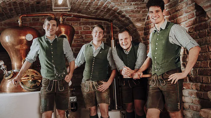 Greakariert: Der Name ist beim Outfit der Burschen Programm