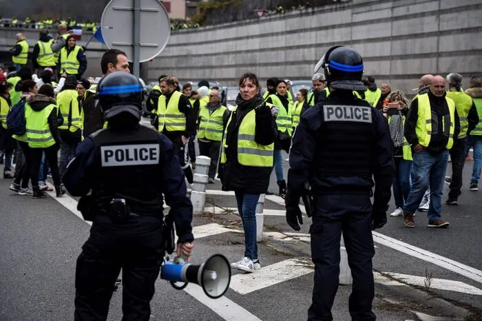 Die Autofahrerin wollte demnach ihre Tochter zum Arzt bringen und geriet in Panik, als die Demonstranten begannen, auf ihr Auto einzuschlagen. Sie habe Gas gegeben und die Frau umgefahren. Die Autofahrerin erlitt einen Schock und wurde in Gewahrsam genommen.