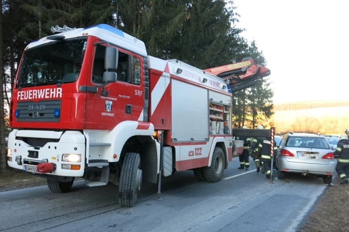 Am Unfallort waren der Notarzthubschrauber Christophorus 16 sowie ein Notarzteinsatzfahrzeug und zwei Rettungsautos im Einsatz.