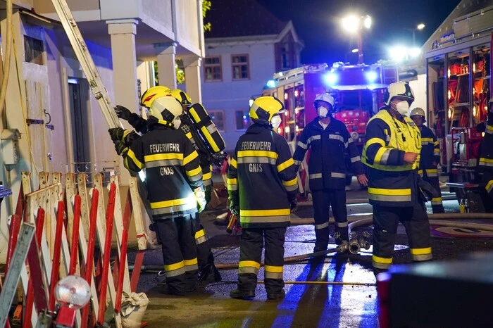 Die Feuerwehren konnten ein Ausbreiten der Flammen auf Nebengebäude verhindern