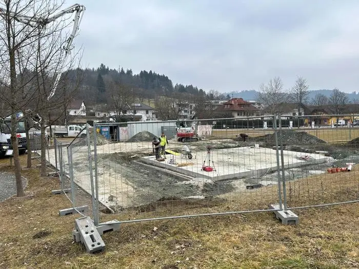 Die Bauarbeiten auf der Schlosswiese haben bereits begonnen