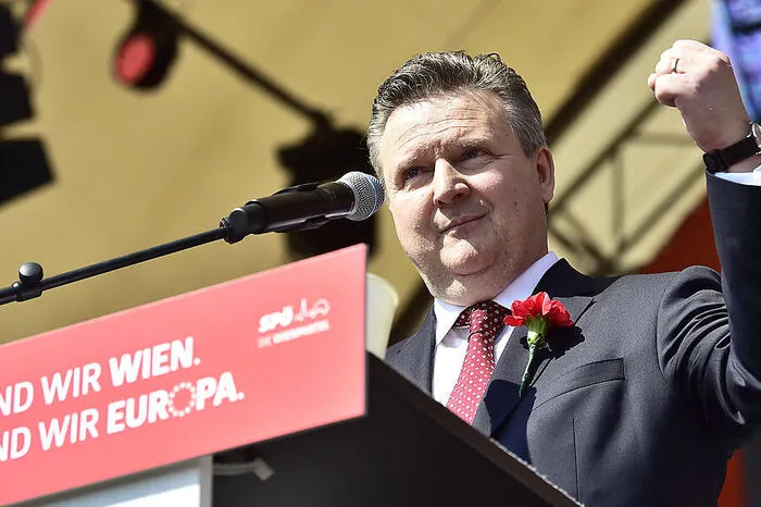 "Er hat sicher keine leichte Aufgabe." Freundschaft! Wiens Bürgermeister Michael Ludwig (SPÖ) auf die Frage, ob Bundesgeschäftsführer Thomas Drozda einen guten Job macht.