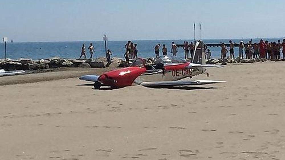 Das Kleinflugzeug landete inmitten der Badegäste am Lido