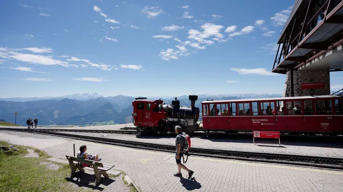 Rund 30 Drehtage filmte das Team rund um Wolfgang Scherz und Manuel Mellacher für die neue, zweiteilige Doku "Die Erschließung der Alpen - Eine Zeitreise auf Schienen" - hier etwa bei der Schafbergbahn.