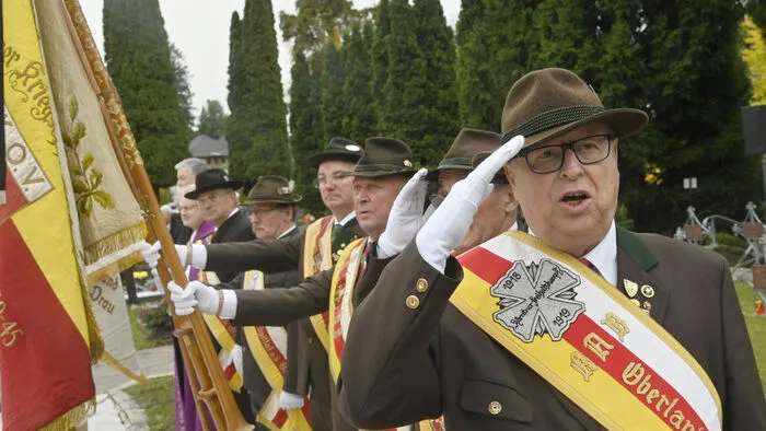 Die Traditionsverbände mit Bezirksobmann Siegfried Cesar, der auch die Abordnungen bei der Feierstunde kommandierte.
