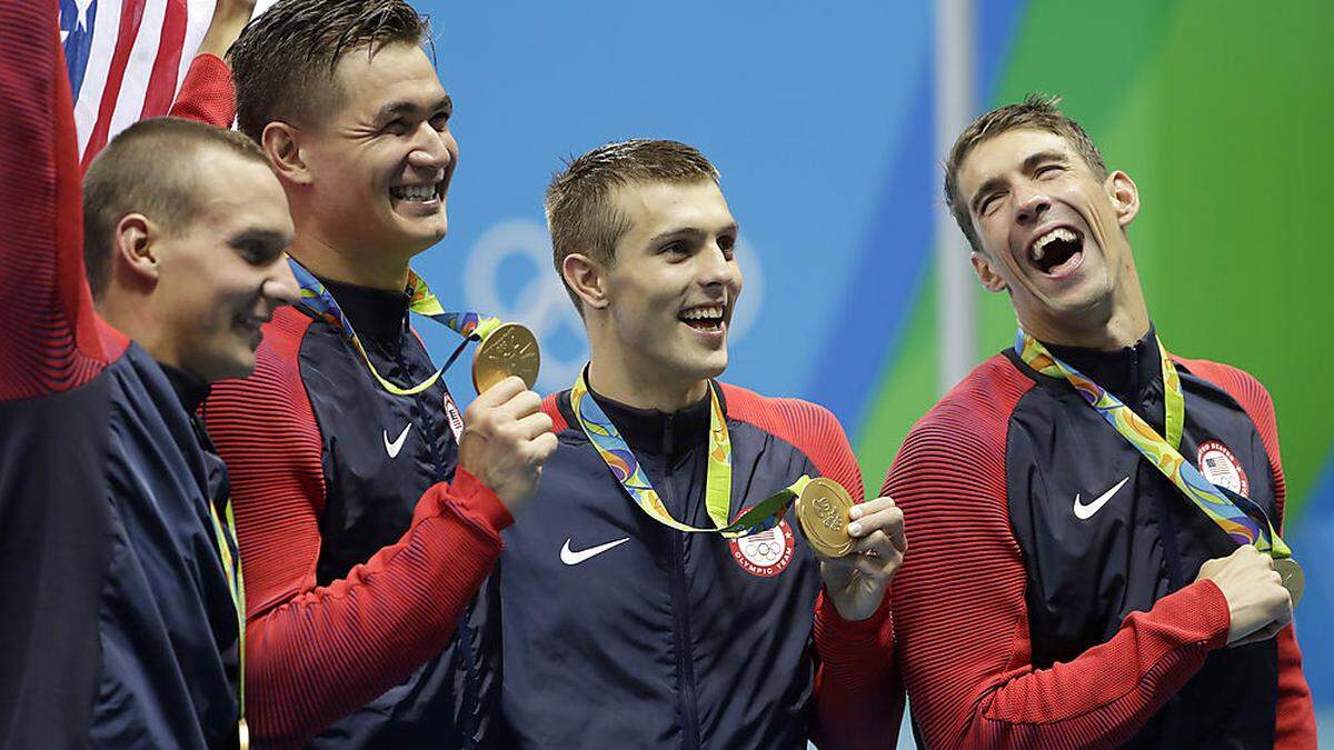 Michael Phelps (rechts) freute sich mit seinen Kollegen