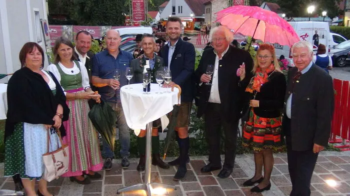Mit allerlei herbstlichen Genüssen und musikalischer Unterhaltung wartet traditionell an zwei Herbst-Wochenenden das Erzherzog Johann Weinfest am Neuen Markt in Ehrenhausen an der Weinstraße auf. Feucht-fröhlich war der Beginn des Festreigens, den die Steirische Weinkönigin Katja I., Bürgermeister Martin Wratschko und Kulturausschussobmann Harald Tomandl am Freitag wetterbedingt im Tourismusbüro eröffneten.
