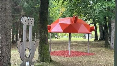 „Alfred“ leuchtet im Skulpturengarten