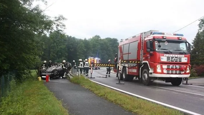 Mittels Ladekran stellte die Feuerwehr Pöllau das Auto wieder auf der Straße ab