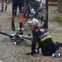Remco Evenepoel lag nach dem Sturz am Boden, blieb aber unverletzt