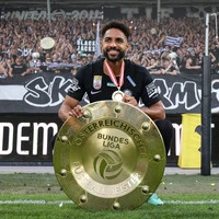 Gregory Wüthrich mit dem Meisterteller