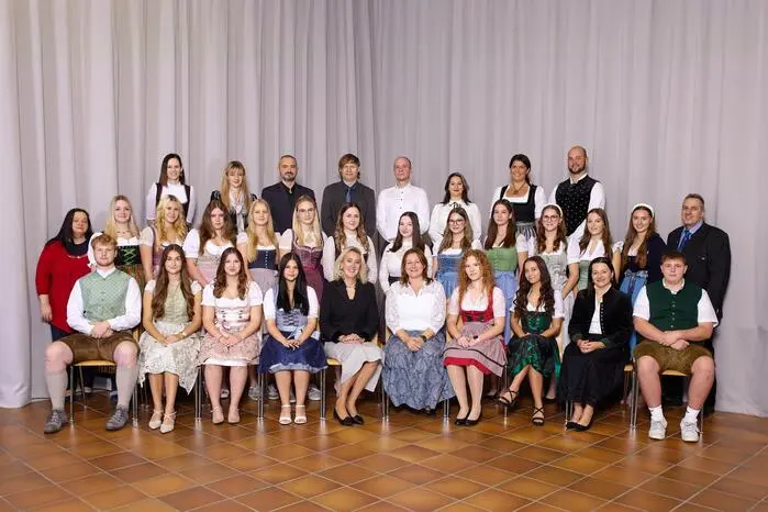 Die 5A-Klasse der HLW Feldbach von Klassenvorständin Marion Maier: Lena Fink, Lea Gesslbauer, Lena M. Haberl, Nicole Hödl, Julian Hofer, Valentina Hutter, Lena Knittelfelder, Melissa Kopacin, Selina Lackner, Miriam Leber, Carina Mader, Dominique F. Neuherz, Larissa Paierl, Nina Pöltl, Kristin M. Raidl, Lauren Seidl, Teresa Seidl, Julia Weninger und Mirjam Wimmer