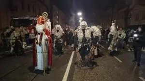 Nikolaus und Krampusse | Im traditionellen Brauch ist der Krampus lediglich der Begleiter des Nikolaus, der die Krampusse beherrscht (Archivfoto)