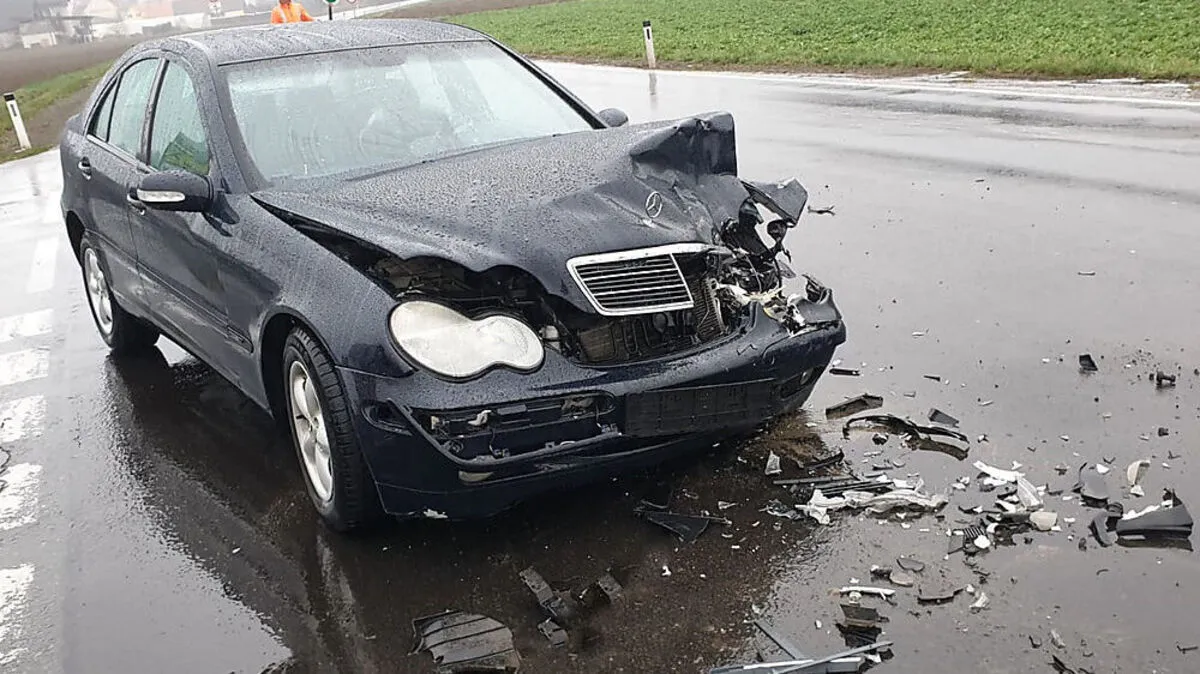 Der Lenker dieses Pkw wurde verletzt