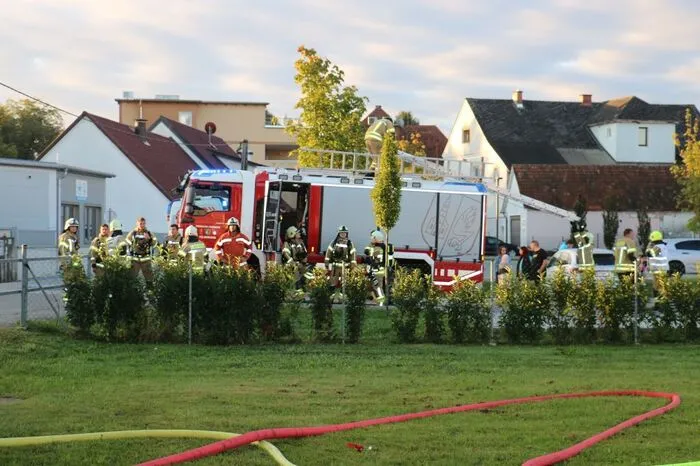 Bereits bei der Ankunft am Einsatzort mussten die Einsatzkräfte feststellen, dass die gesamte Wohnung im Vollbrand stand, da durch die geborstenen Fenster der Brand weiter angefacht wurde. 