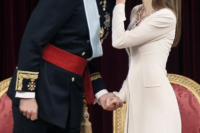 Mit Felipe ist ein besonnener und pflichtbewusster Mann in die Monarchenrolle geschlüpft, der das Land ohne großes Tamtam und bisher ohne Allüren, Marotten und Eklats führt. Gleichzeitig fehlen ihm die Jovialität und die Volksnähe seines Vorgängers.n.