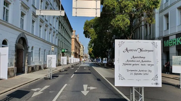 "Ansichten und Aussichten" heißt die Ausstellung, die am autofreien Tag in der Grazer Neutorgasse zu sehen ist. Die Straße wurde für Pkw gesperrt und in eine Ausstellungsfläche verwandelt.
