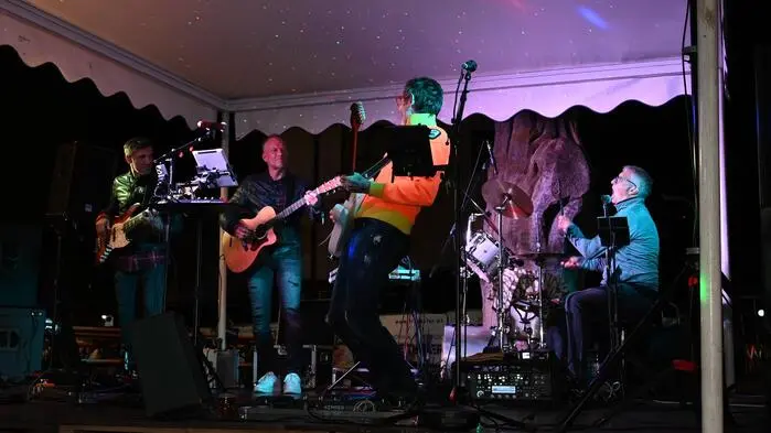 Für musikalische Highlights sorgten Live-Auftritte von „GERO“ (Gernot Waldner, Robert Martin) sowie den Gastmusikern Bruno Unterberger und Stefano Lacagnina aus Italien. Das abwechslungsreiche Programm aus bekannten Songs und gemeinsamen Sessions brachte das Publikum in Tanz- und Feierlaune.