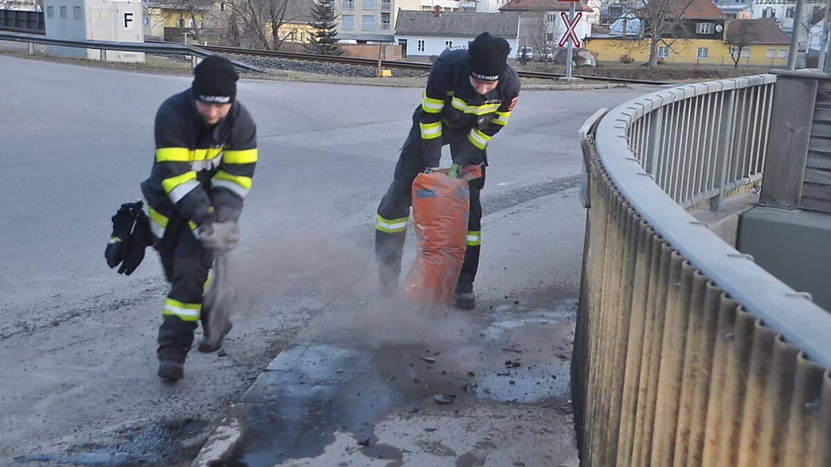 Sieben Feuerwehrleute standen im Einsatz, um die ausgeflossenen Betriebsmittel zu binden