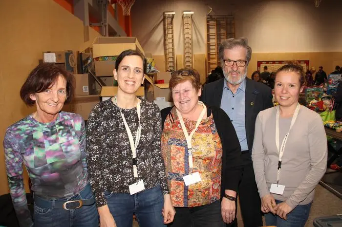 In der Veranstaltungshalle arbeitete letztlich ein Heer von Helfern bestehend aus Gemeindebediensteten, Kindergarten-Mitarbeiterinnen und Eltern mit, um die Veranstaltung möglich zu machen.