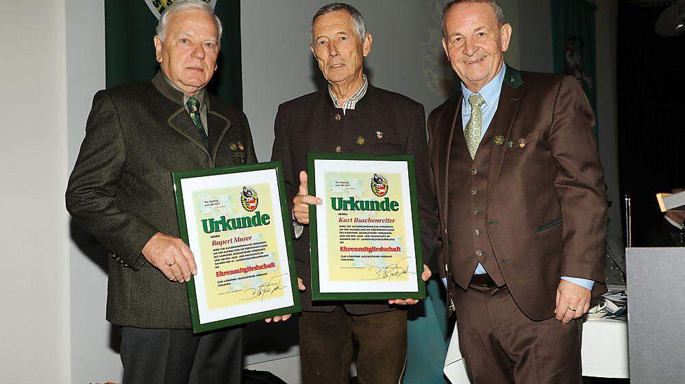 Die Ehrenmitglieder Rupert Moser und Kurt Buschenreiter mit Landesobmann Bernhard Wadl (von links)
