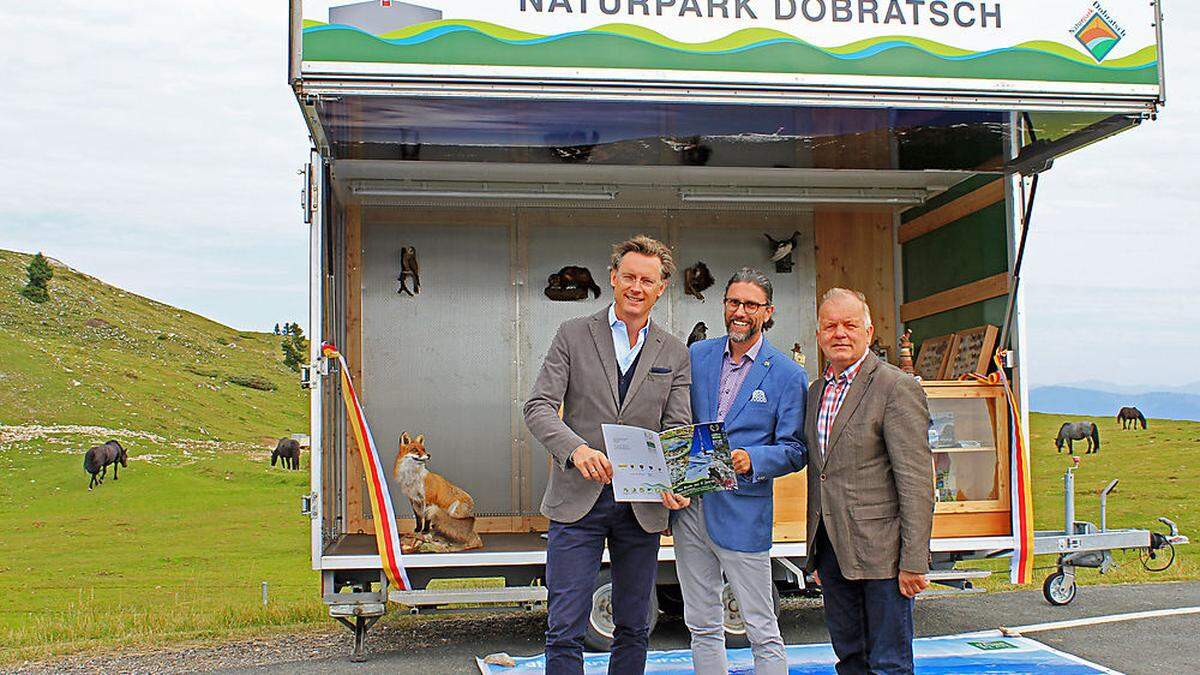 Das Mobil für Naturpark-Anhänger wurde von Johannes Hörl, Heu- berger und Roland Zellot (von links) eröffnet