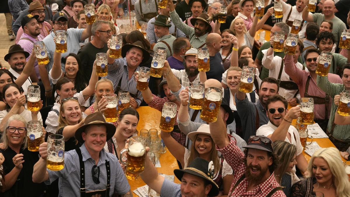 Beim Oktober-Fest wird gefeiert ,getanzt und getrunken 