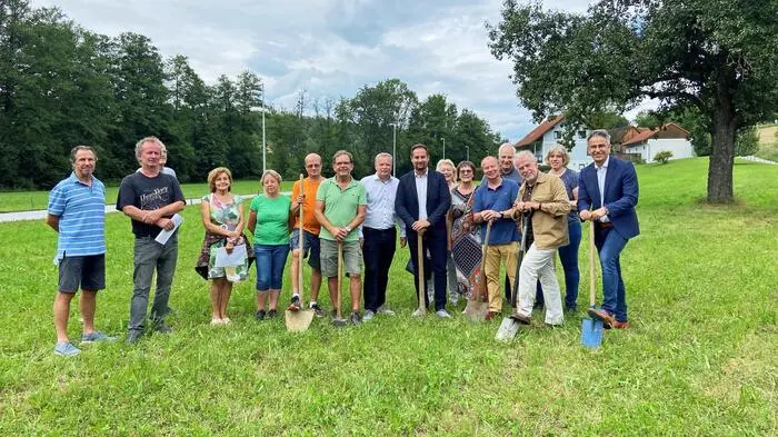 Symbolischer Spatenstich für die Wasserleitung im Stiftingtal: Die Bewohner und Bezirksvorsteher Josef Schuster werden von ÖVP-Stadtrat Kurt Hohensinner und Geschäftsführer Markus Huber unterstützt