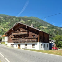 So könnte die Windkraftanlage am Berghang oberhalb von Schlaiten aussehen