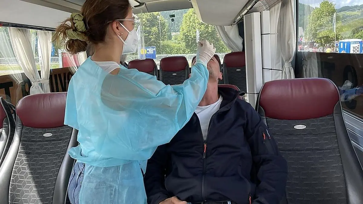 Im klimatisierten Bus werden die Tests abgenommen 