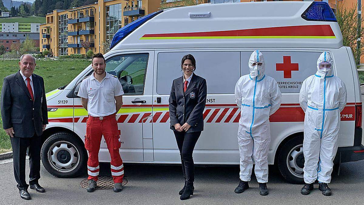 Bezirksstellenleiter Siegi Schrittwieser, Rettungskommandant Haiko Schwaiger und Bezirksgeschäftsführerin Silke Jungbauer (v.l.) mit Helfern