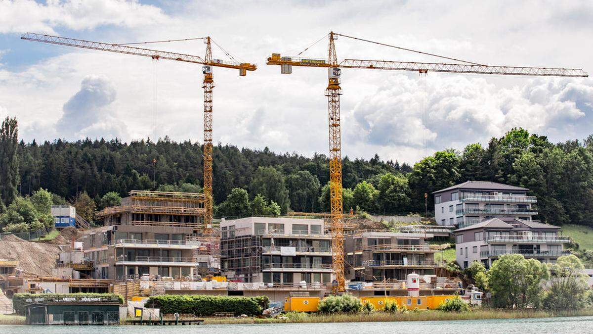 Appartements soweit das Auge reicht. Velden hat 2500 „kalte Betten“. Ein Baustopp soll die letzten Grünflächen erhalte