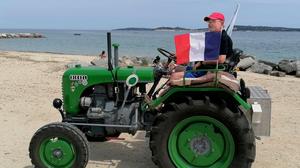 Sepp Stangl auf seinem grünen 15er Steyr in Frankreich