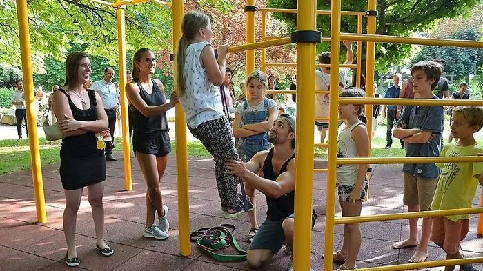 Die Sportler von "Team Alpha Bar" zeigten nach der Show Übungen, die im Workout-Park möglich sind