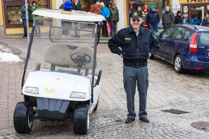 Das Hallenbad war auch das Hauptthema zweier Faschingsgruppen und wurde humorvoll verarbeitet. Passend zum Fasching gab es auch eine scherzhafte Aussage von Bürgermeister Walter Schweighofer, der meinte, es sei wahrscheinlich sogar Wasser im Hallenbadbecken, weil das Dach nicht mehr dicht sei.
