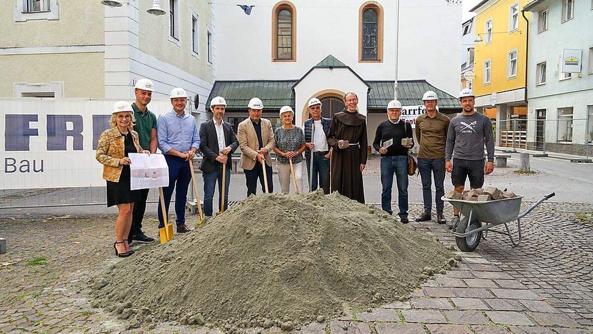 Elisabeth Blanik, Obmann Paul Steiner, Christian Steininger, Manuel Kleinlercher, Franz Theurl, Gerlinde Kieberl, Paul Meraner, Pater Raimund Kreidl, Spenden-Initiator Rudi Rumpl sowie Walter Frey und Martin Unterlercher von den bauausführenden Firmen