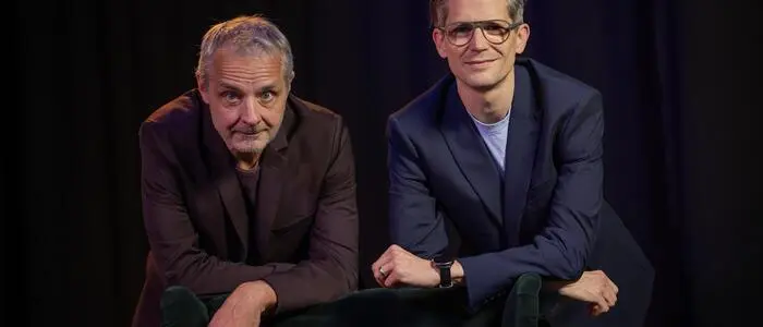 Thomas Maurer und Thomas Cik bringen den satirischen Nachrichtenpodcast im November zwei Mal auf die Bühne