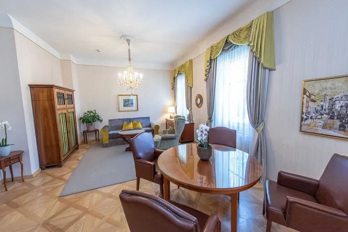 Es ist eine der wirklich großen Suiten der Stadt mit 80 Quadratmetern und einem geräumigen Salon.