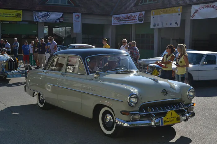Bei der 19. Internationalen Schilcherland Erzherzog Johann Oldtimer-Trophy präsentierten 74 Fahrer ihre alten Fahrzeuge.