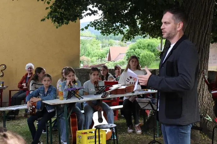Nach der Begrüßung durch Direktor Peter Lidl präsentierten die Schülerinnen und Schüler der Klassen Renate Holweg, Blazka Oberstar-Bistan, Markus Oswald, Heide Engelbogen und Anna Pflügl einen eindrucksvollen Querschnitt ihres musikalischen Könnens.