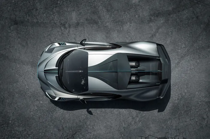 Für seine neue Bestimmung als Kurvenräuber hat Bugatti den Divo ganz neu eingekleidet. Die Fahrzeug-Front bekam eine komplett neue Architektur: Es gibt zusätzliche Lufteinlässe zur Bremsenkühlung und die extrem flachen LED-Scheinwerfer haben eine gerade einmal 35 Millimeter flache Leuchtenöffnung.