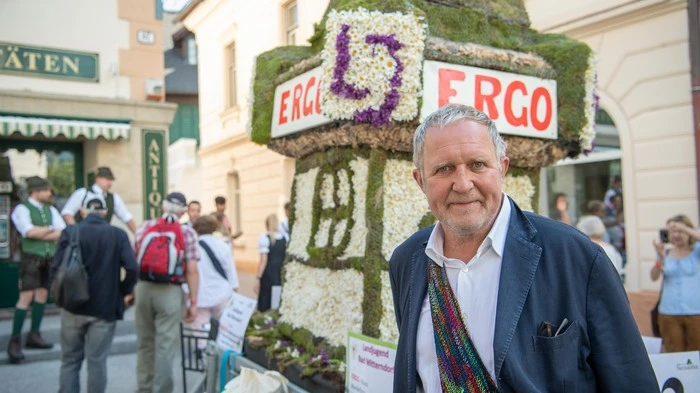 Auch beim wiederholten Besuch reißt es nicht ab, das Staunen über das Wunder Narzissenfest. „Der Aufwand muss einfach exorbitant sein“, bewunderte etwa Schauspieler Harald Krassnitzer auch bei seinem zweiten Blütenfest den Einsatz der vielen Helfer. Gestern gab das Versicherungs-Testimonial in Bad Aussee spontan eine Autogrammstunde.