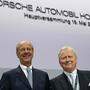 Hans Dieter Poetsch und Wolfgang Porsche kontrollieren die Porsche SE