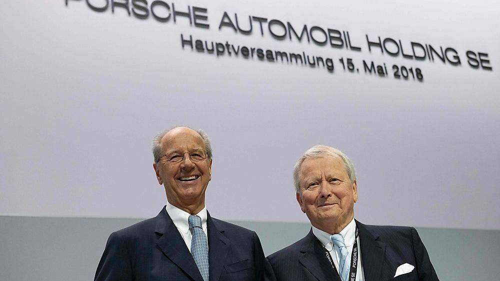 Hans Dieter Poetsch und Wolfgang Porsche kontrollieren die Porsche SE