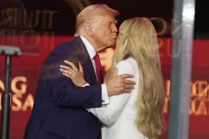 Am Ende seiner Rede rief Trump Witwe Erika Kirk zu sich...