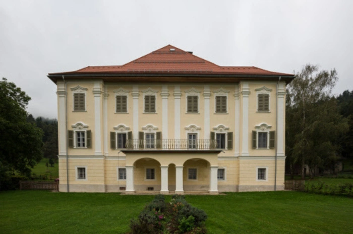 Das Schloss vom Garten aus gesehen.